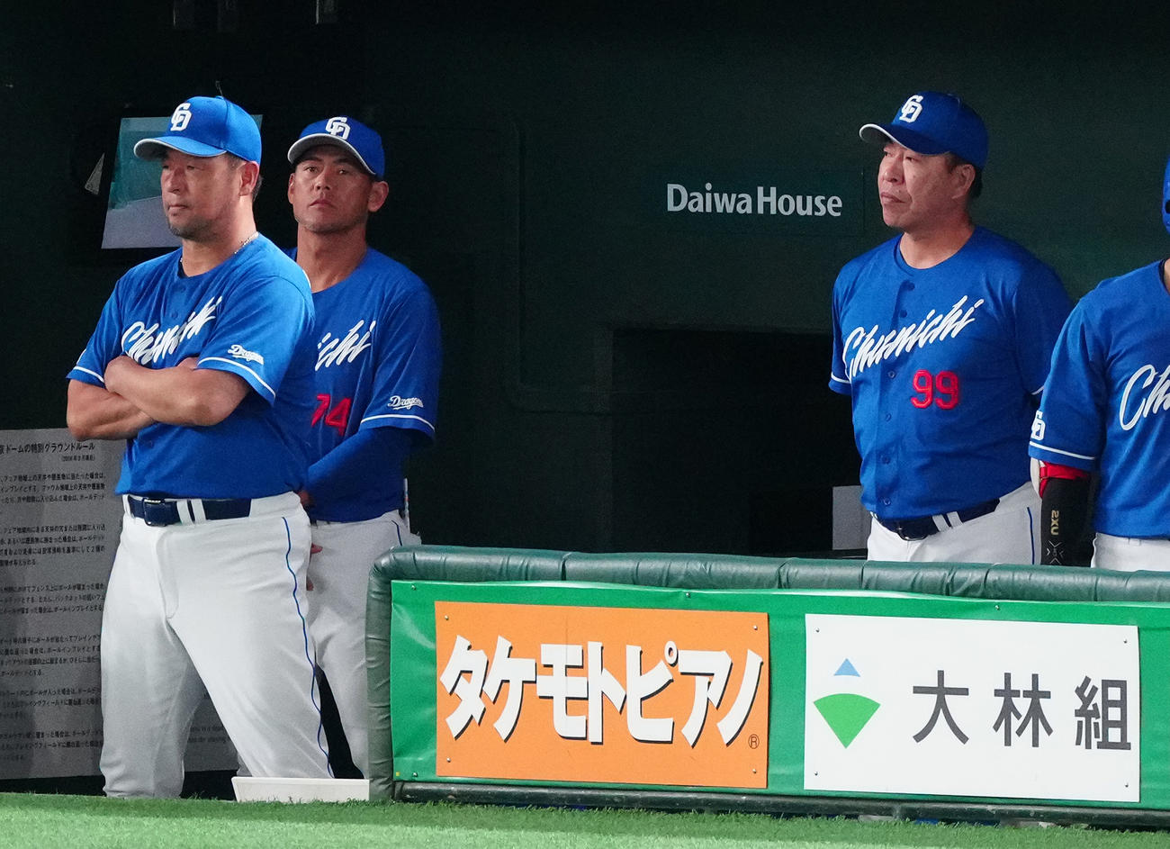 巨人対中日　ベンチで浮かない表情の中日井上監督（右）（撮影・鈴木みどり）