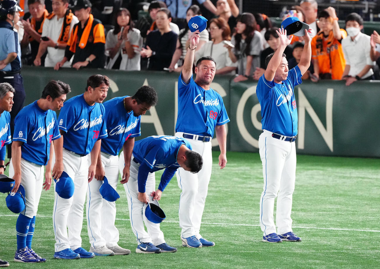 巨人対中日　今季最終戦を終え、ファンに一礼する中日井上監督（右）（撮影・鈴木みどり）
