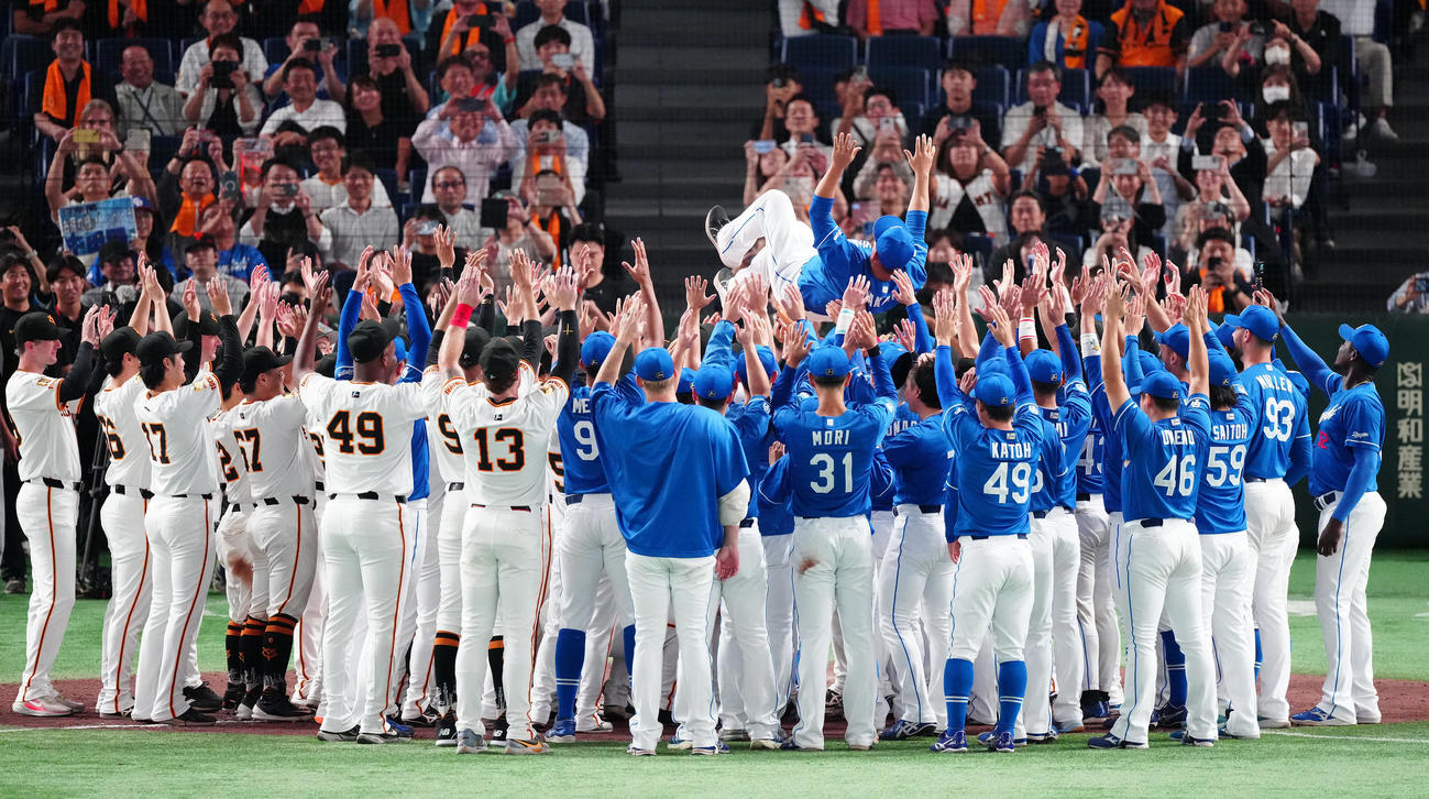 巨人対中日　現役を引退する中日中田は両チームから胴上げされる（撮影・鈴木みどり）