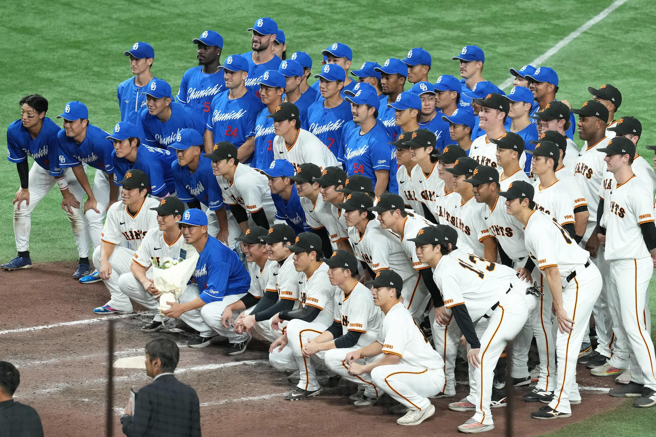 巨人対中日　両チームナインと記念撮影に納まる中日中田（撮影・たえ見朱実）