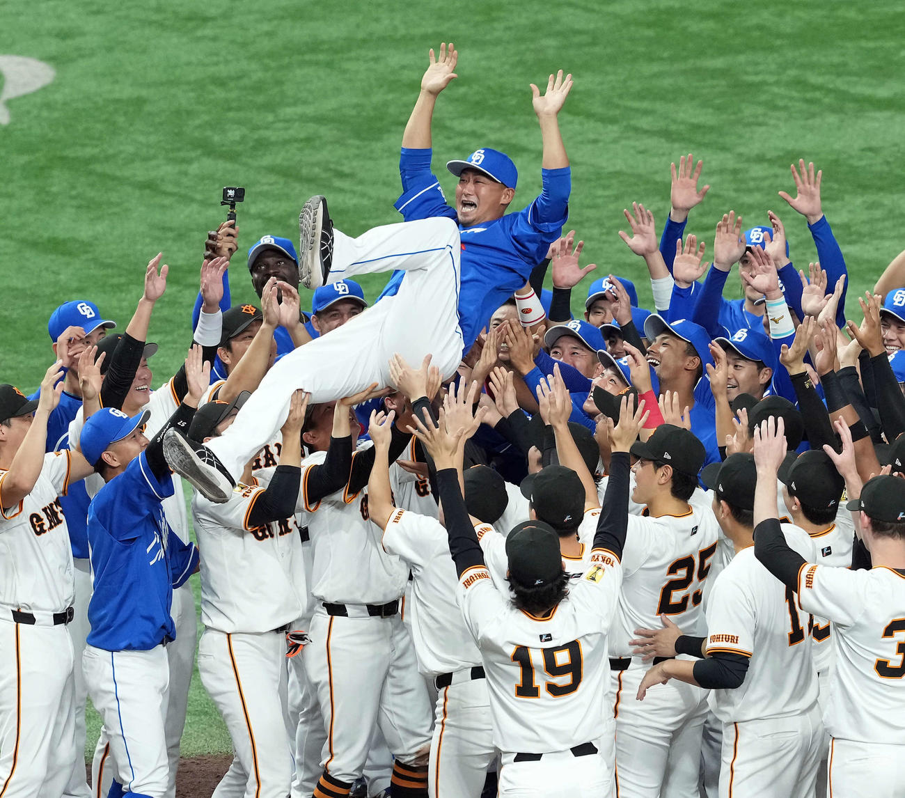 巨人対中日　両チームのナインから胴上げされる中日中田（撮影・たえ見朱実）