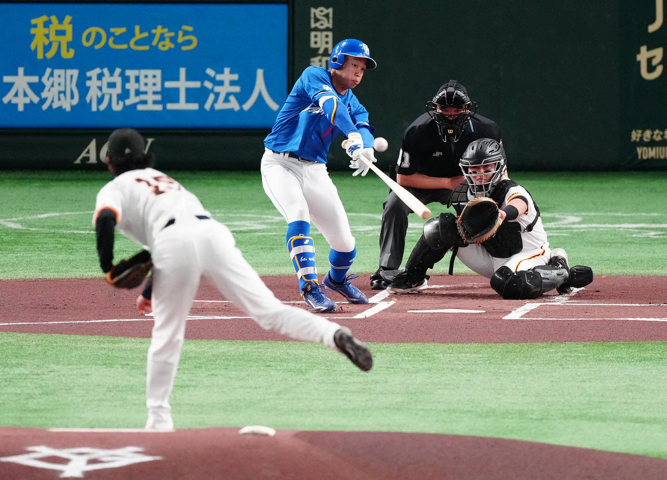 巨人対中日　1回表中日無死、右前打を放つ岡林。投手山崎（撮影・鈴木みどり）