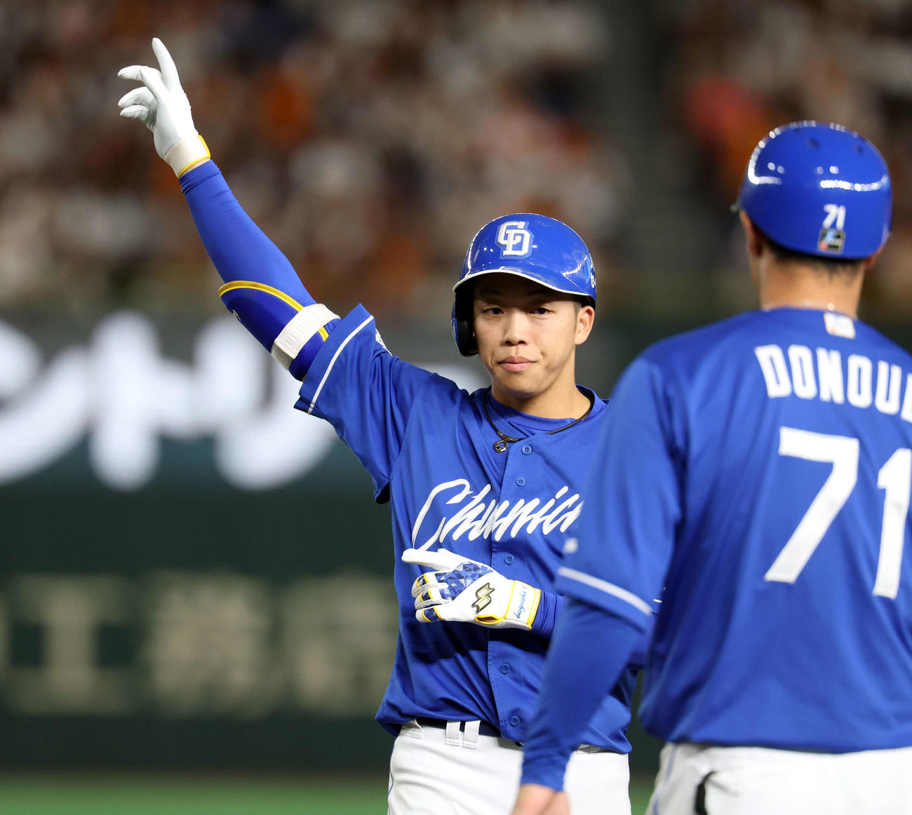 巨人対中日　1回表中日無死、岡林は右前打を放ちポーズ（撮影・浅見桂子）