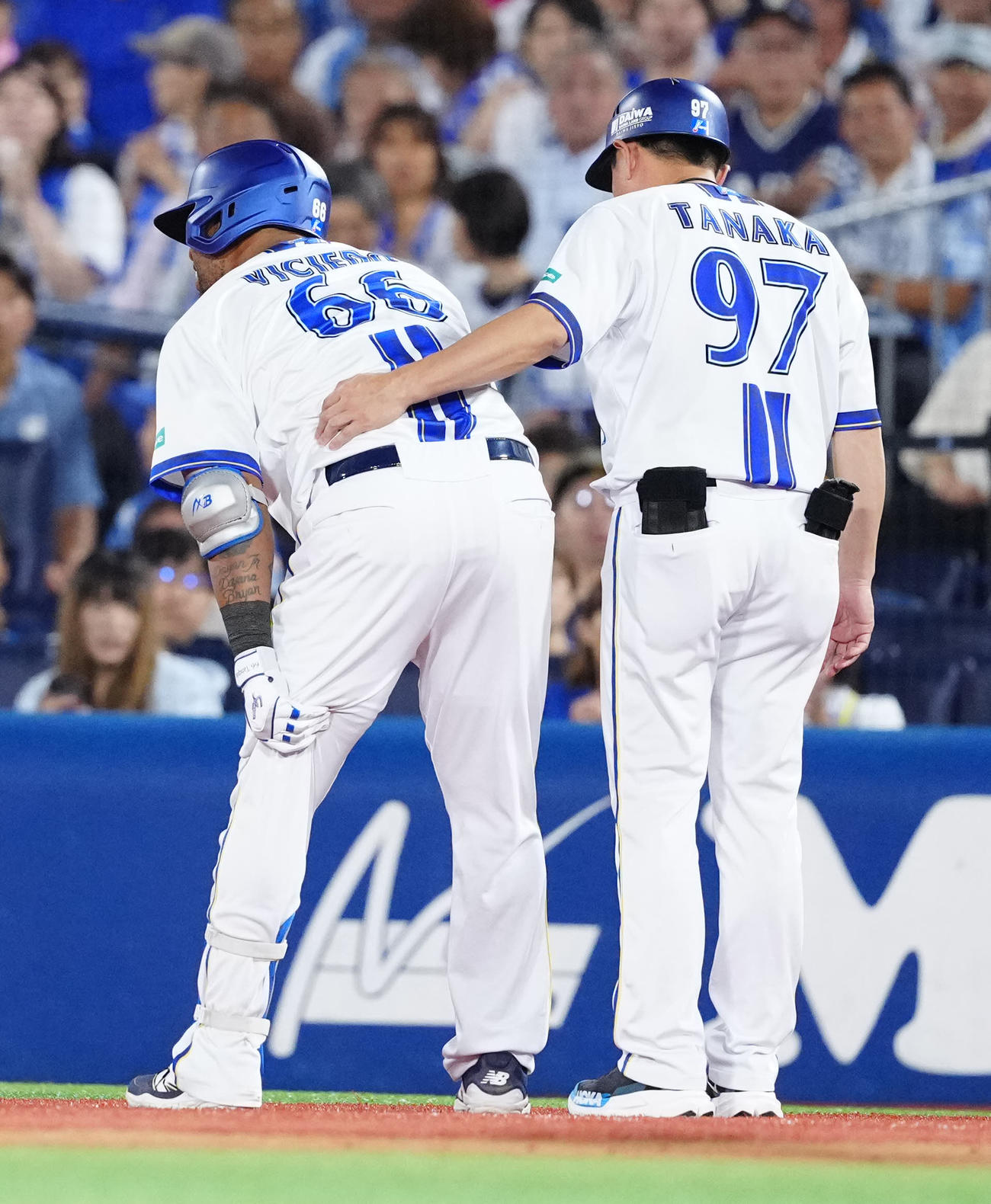 DeNA対ヤクルト　1回裏DeNA2死、内野安打とするも負傷したビシエド（左）（2025年9月30日撮影）