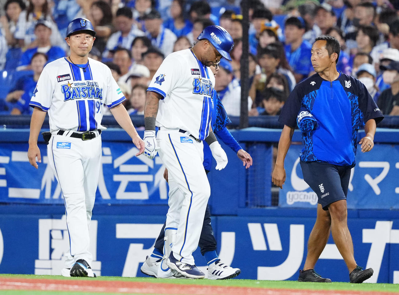 DeNA対ヤクルト　1回裏DeNA2死、内野安打とするも負傷しベンチに引き揚げるビシエド（中央）（2025年9月30日撮影）
