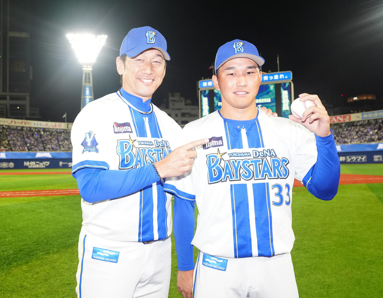 DeNA対ヤクルト　試合後、プロ初勝利を挙げDeNA三浦監督（左）と写真に納まる武田（撮影・江口和貴）