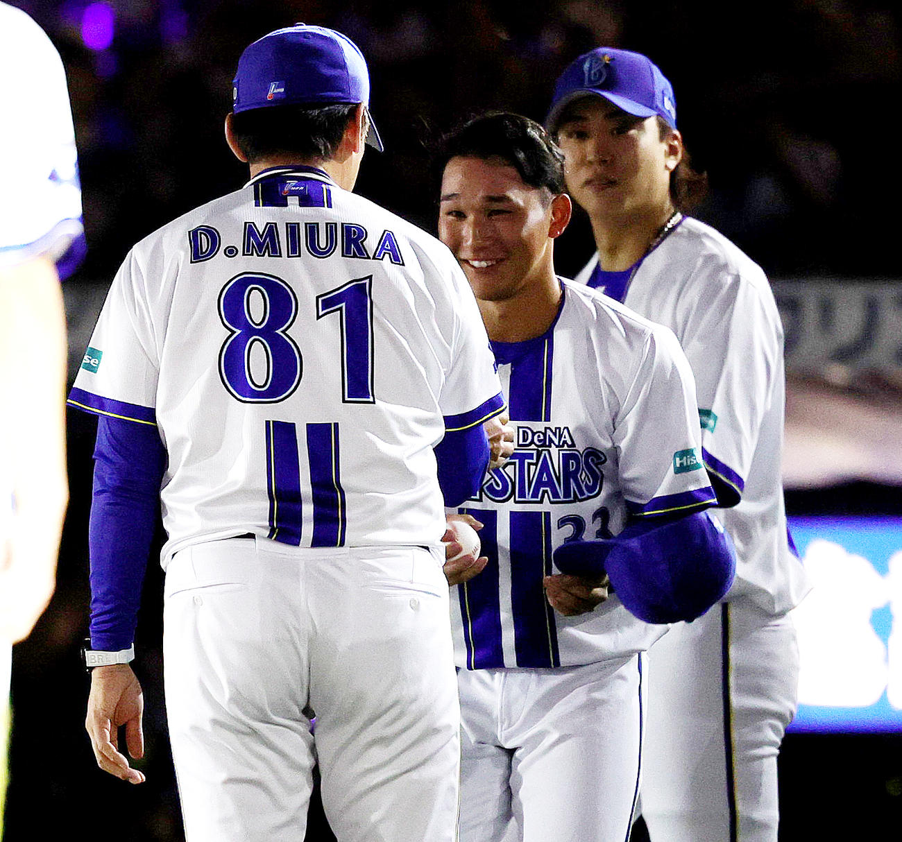 DeNA対ヤクルト　プロ初勝利を挙げ、三浦監督に祝福されるDeNA武田（撮影・野上伸悟）