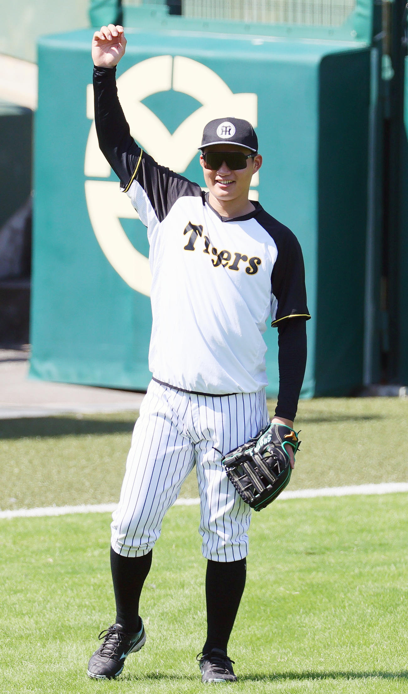2025年10月1日、リラックスした表情で外野を守る阪神森下翔太（撮影・上山淳一）