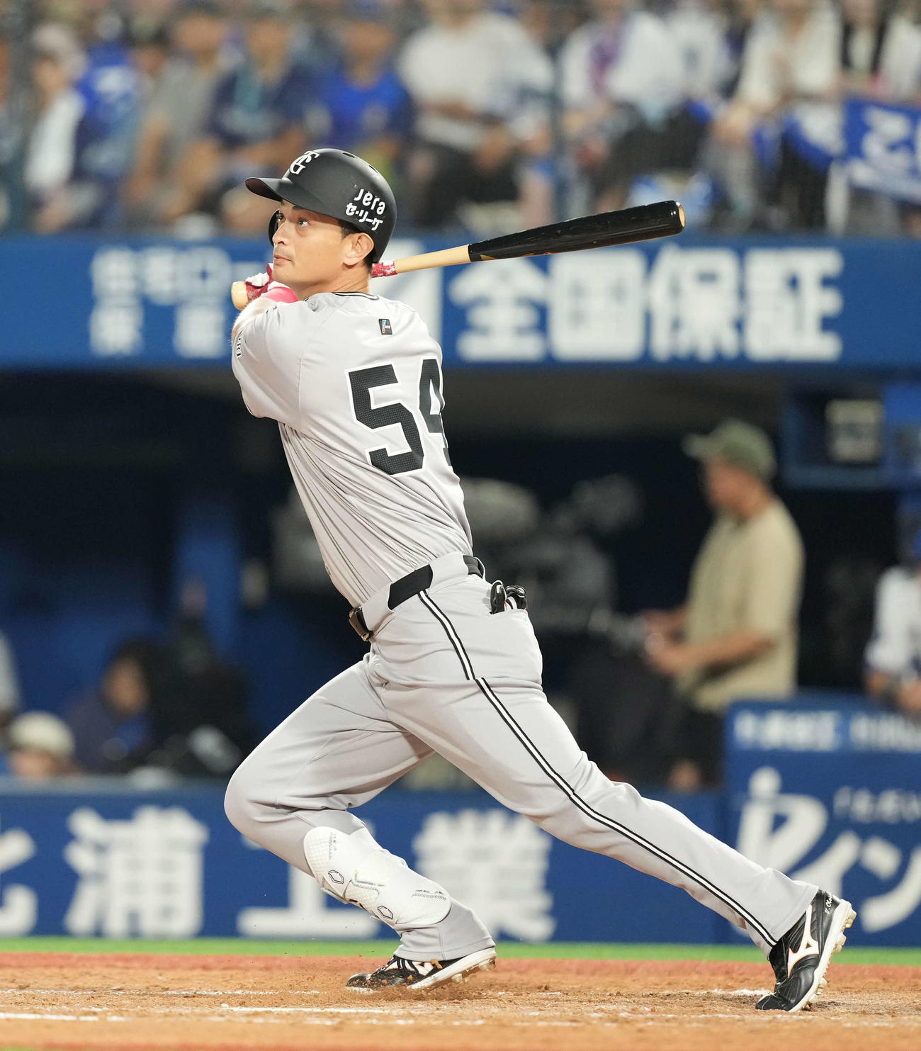 二塁打を放つ巨人乙坂智（2025年8月9日撮影・井上学）