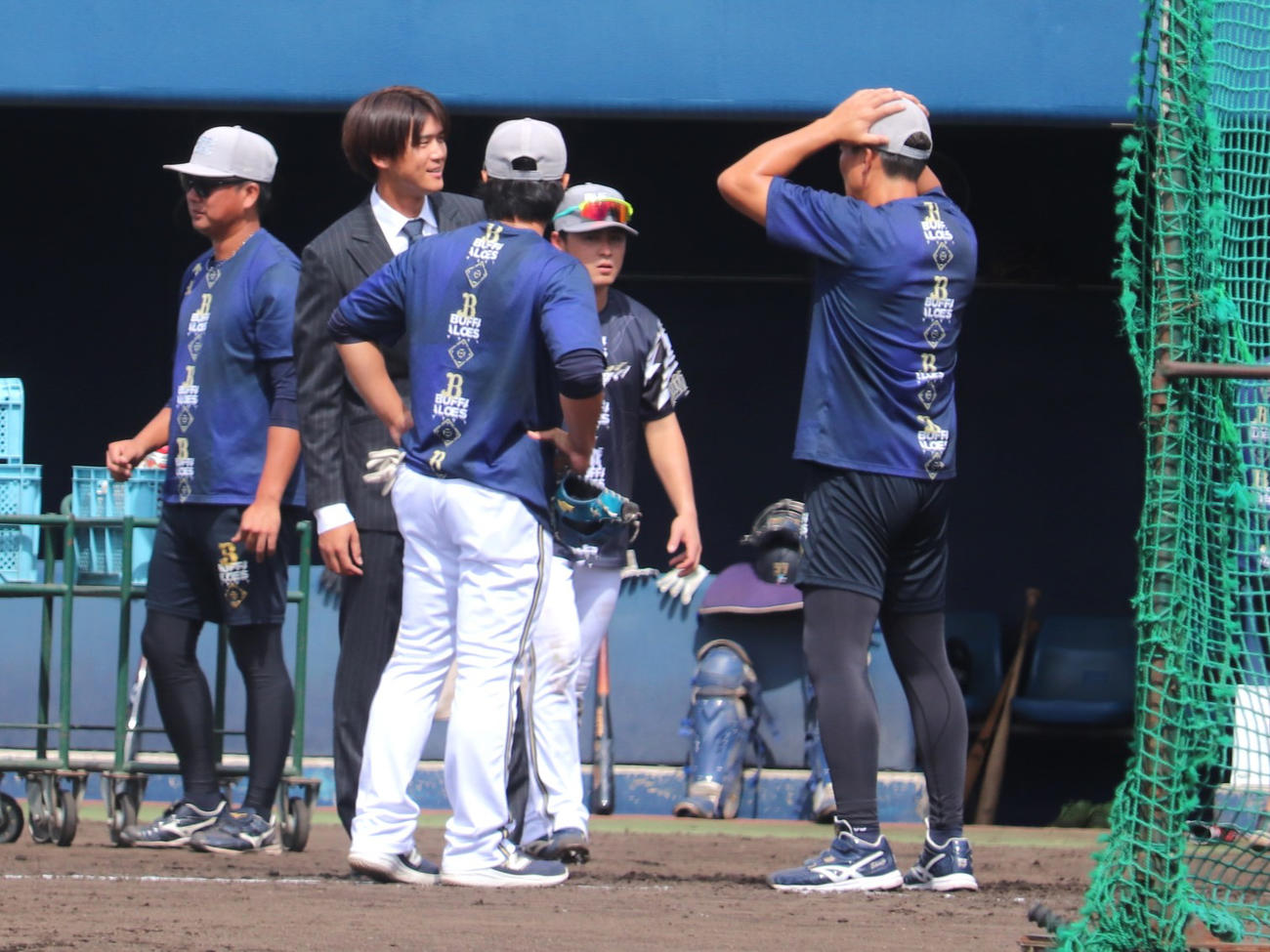 球場に挨拶に訪れたオリックス佐野皓大外野手（左から2人目）（撮影・中島麗）