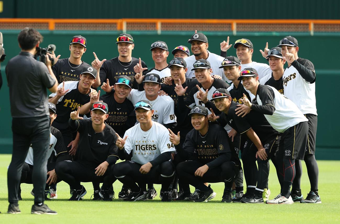 原口（下段中央）はナインと記念撮影をする（撮影・上田博志）