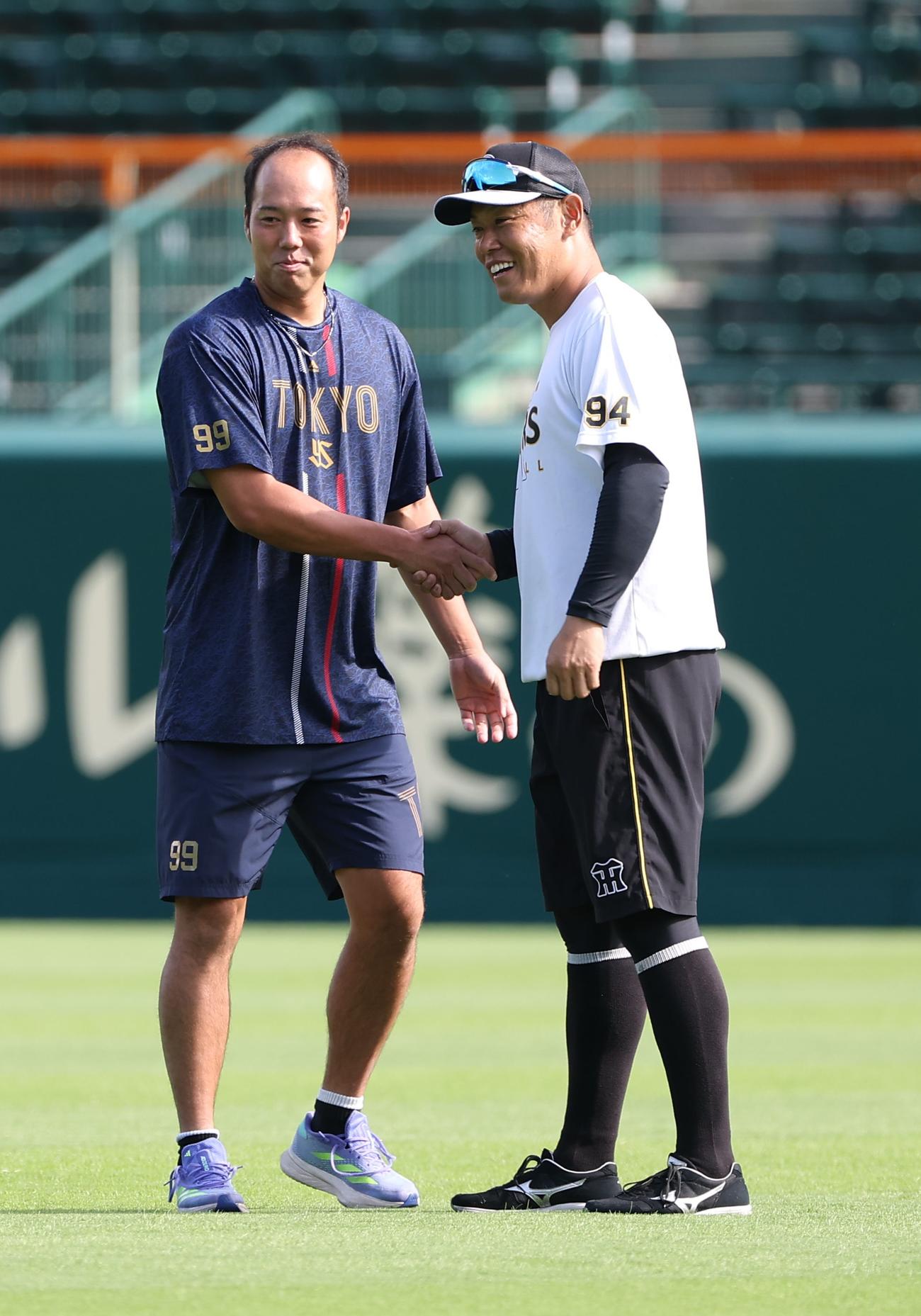 原口（右）は青柳と握手を交わす（撮影・上田博志）