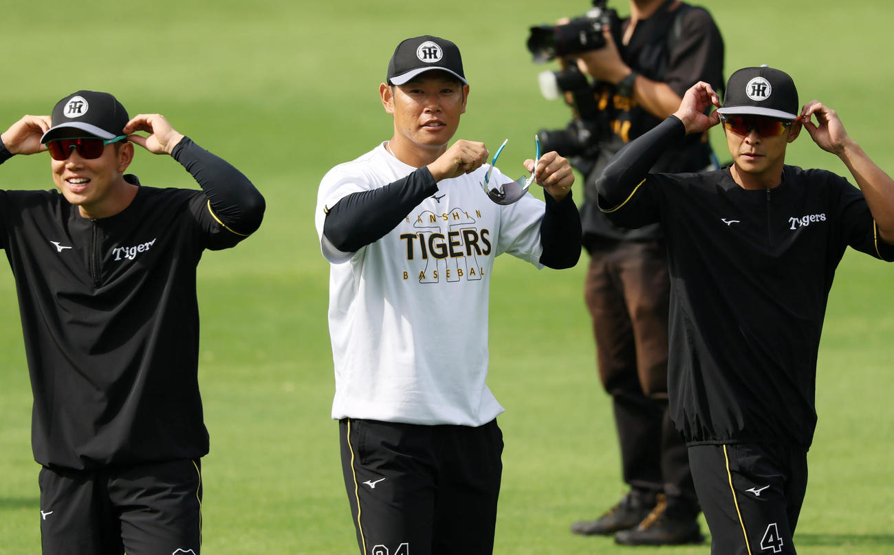 阪神対ヤクルト　練習のためグラウンドに姿を見せた阪神原口（撮影・加藤哉）