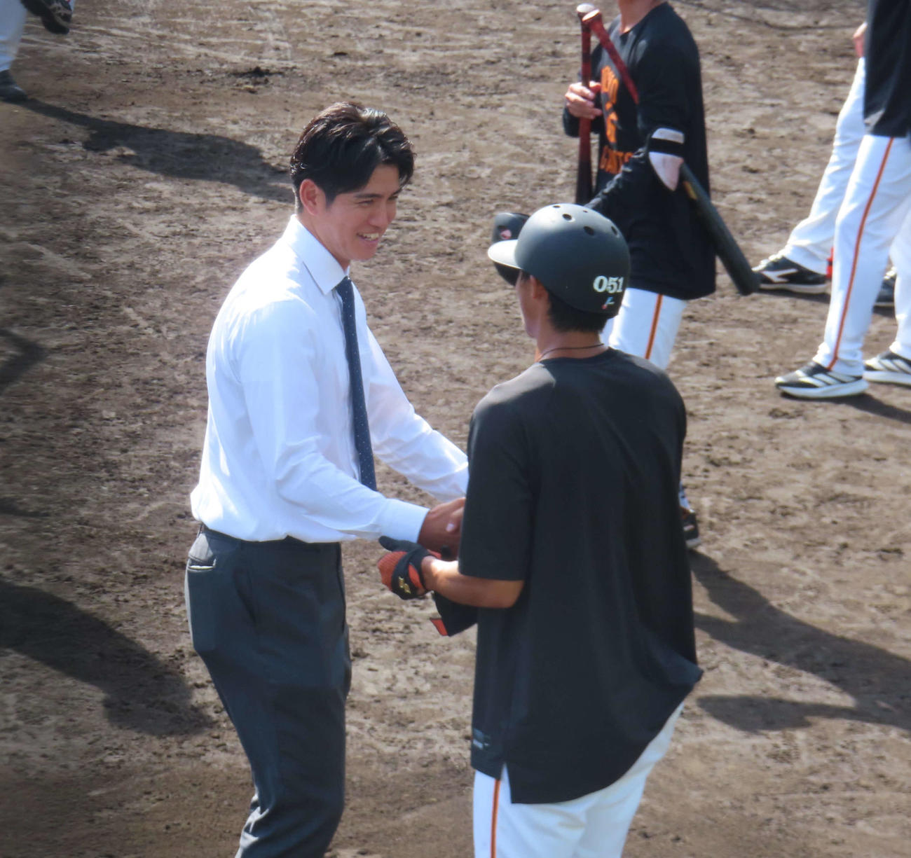 戦力外通告を受けてあいさつに訪れた巨人高橋（撮影・水谷京裕）