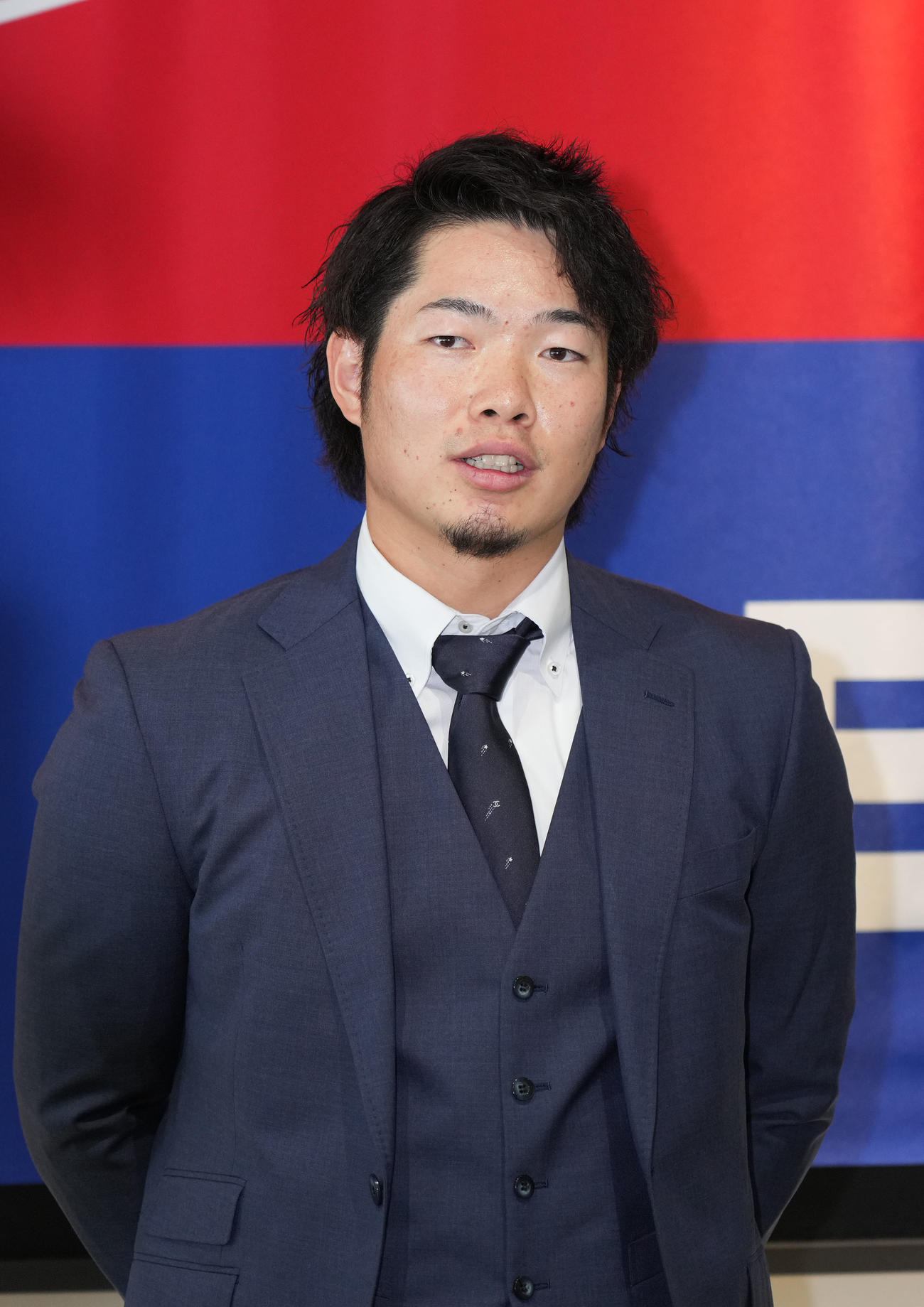 球団事務所に訪れ取材に応じる森博（撮影・森本幸一）