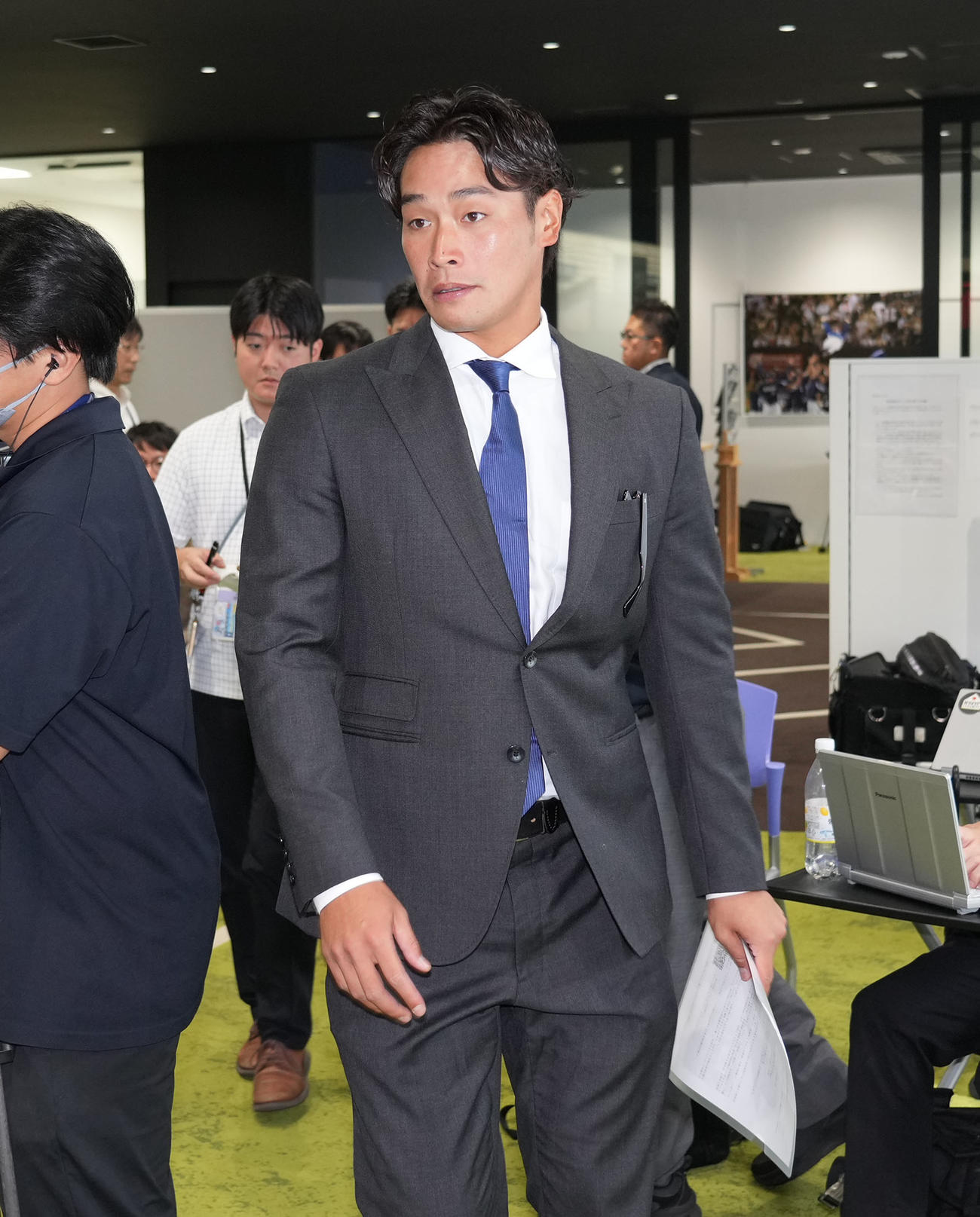 球団事務所に訪れ取材に応じる石川翔（撮影・森本幸一）