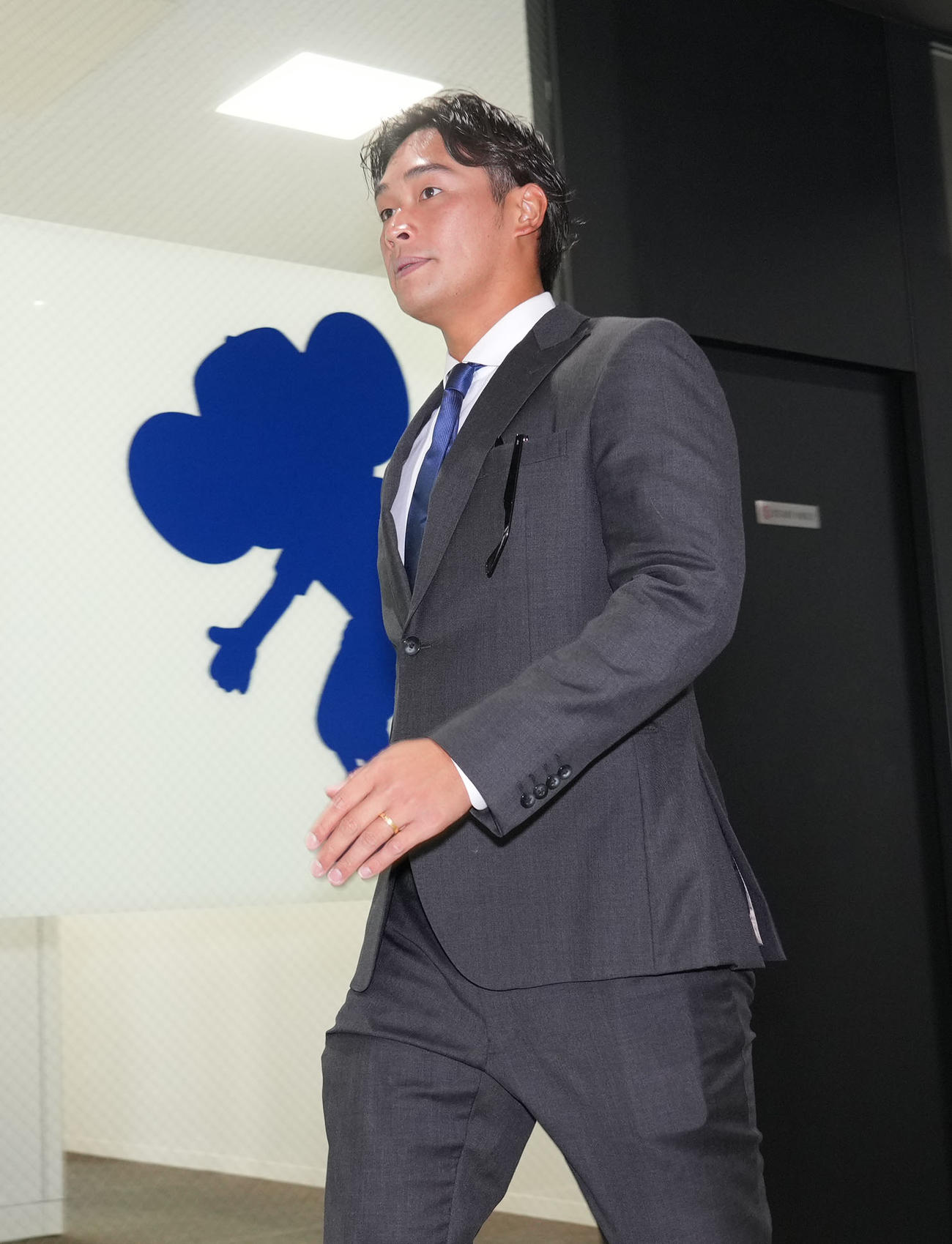 球団事務所に訪れた石川翔（撮影・森本幸一）