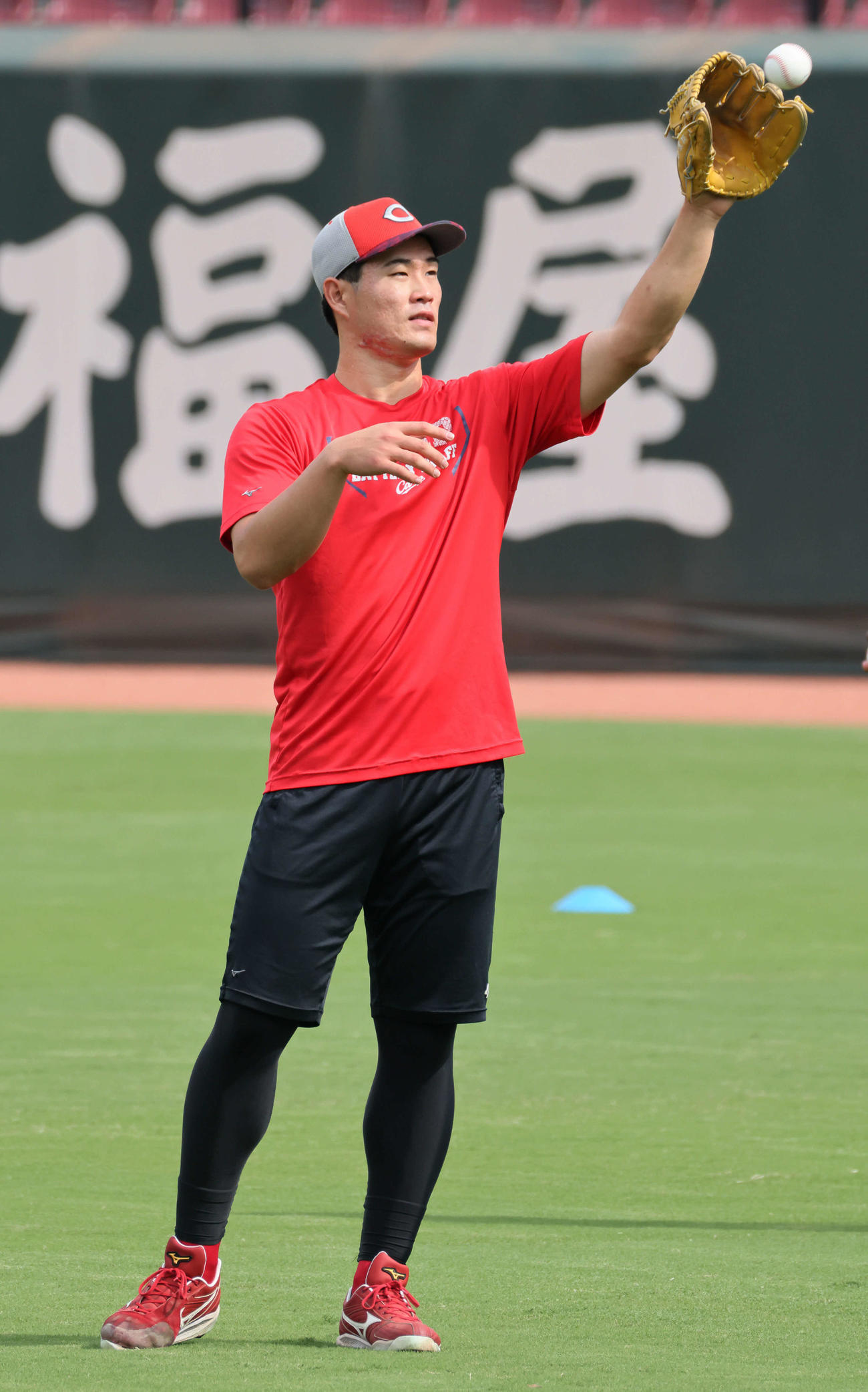 キャッチボールをする斉藤（撮影・加藤孝規）