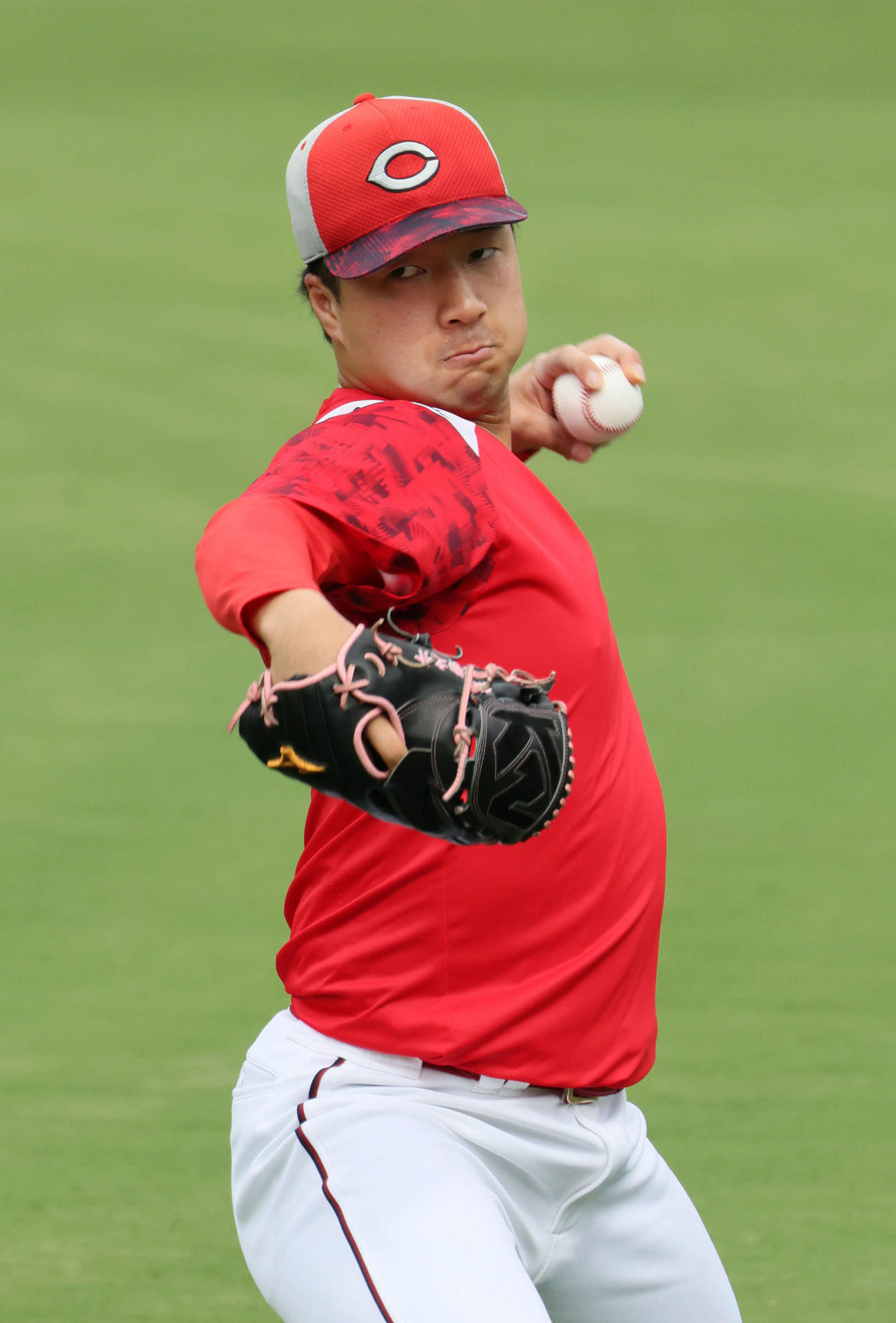キャッチボールをする佐藤柳（撮影・加藤孝規）