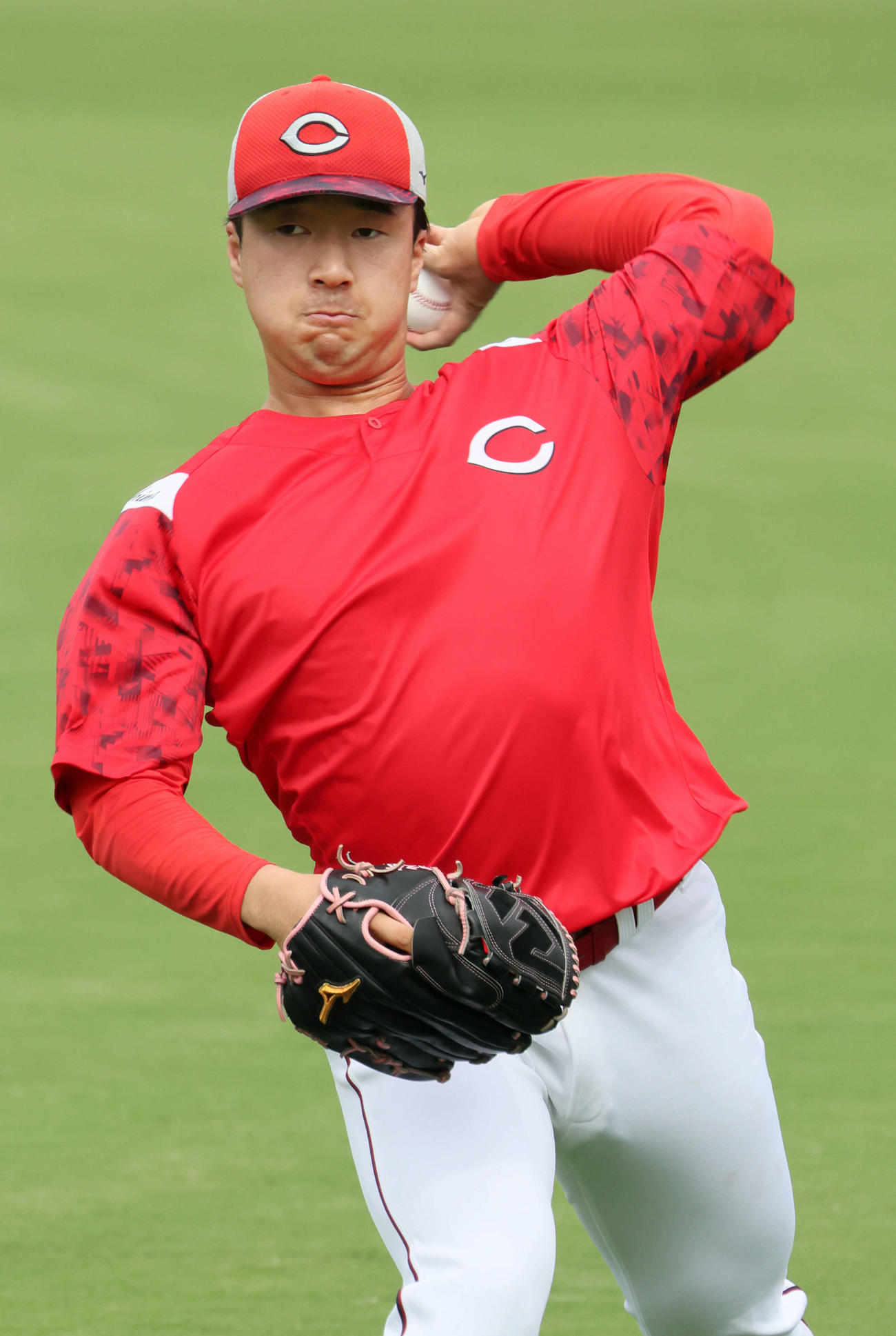 キャッチボールをする佐藤柳（撮影・加藤孝規）