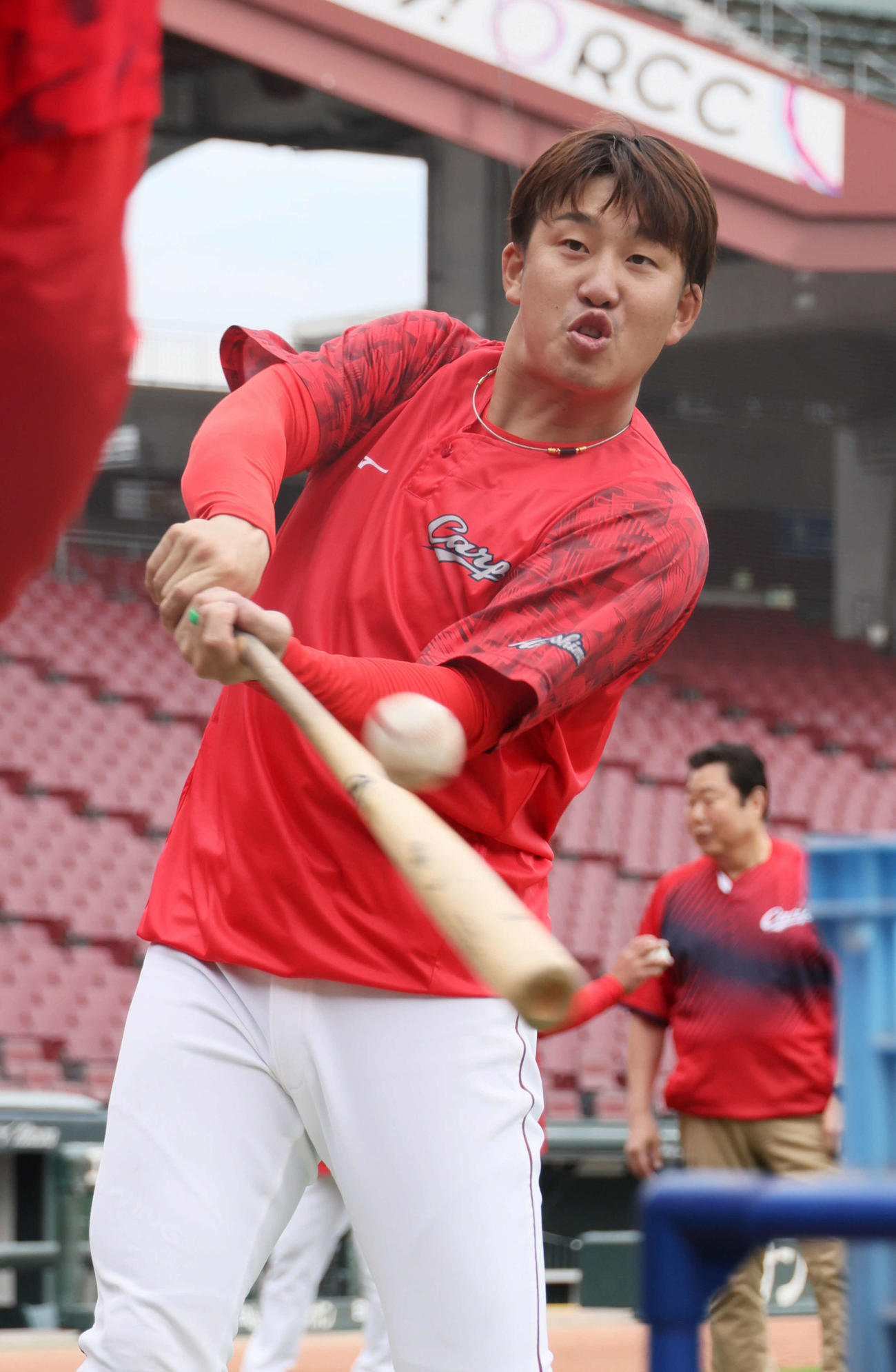 ティー打撃練習をする小園（撮影・加藤孝規）