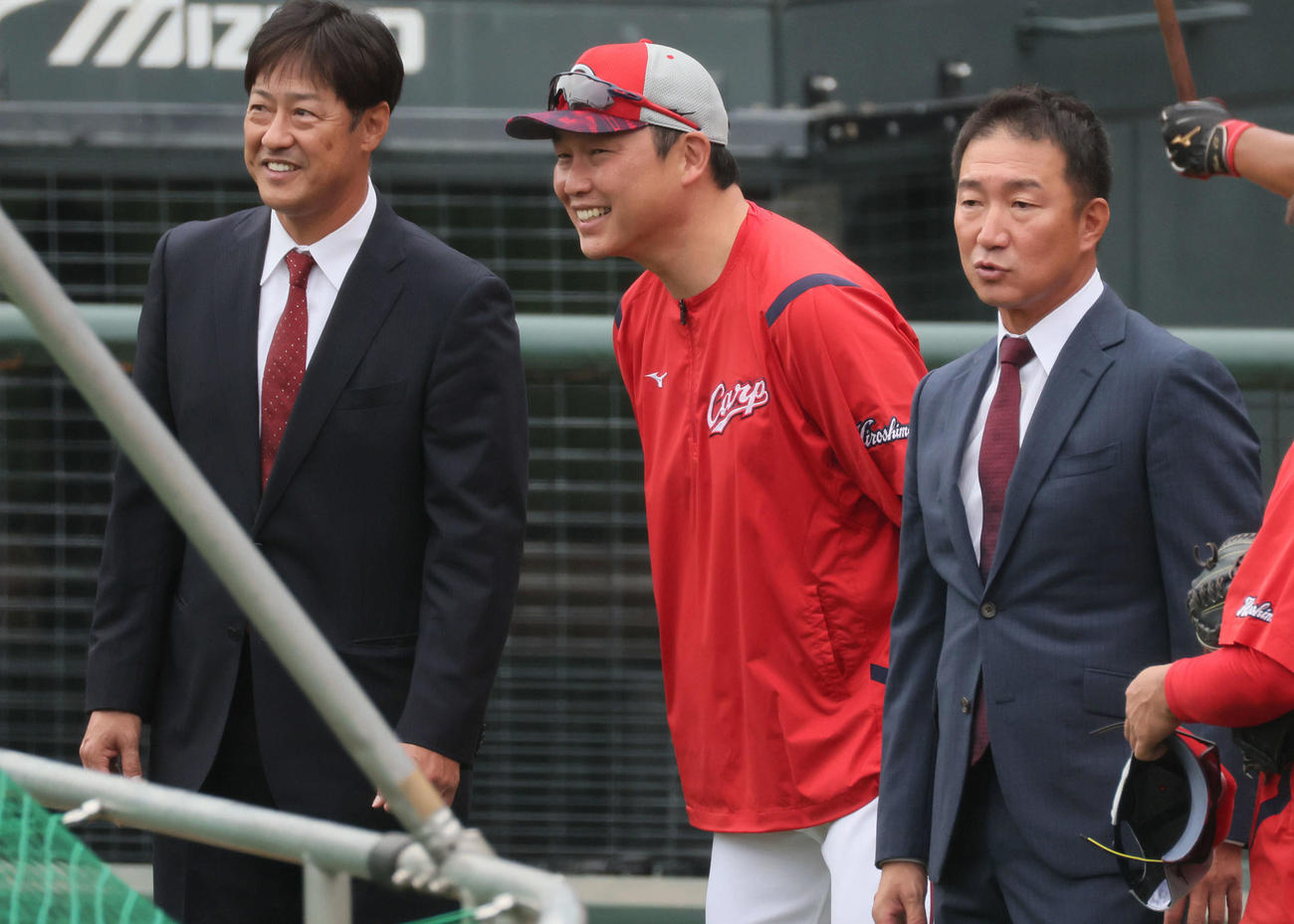 新井監督（中央）に退任あいさつする高橋投手コーチ（左）と横山投手コーチ（撮影・加藤孝規）