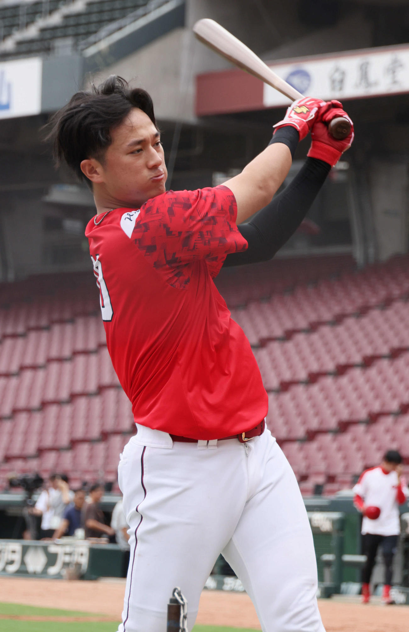 ティー打撃練習をする佐々木（撮影・加藤孝規）