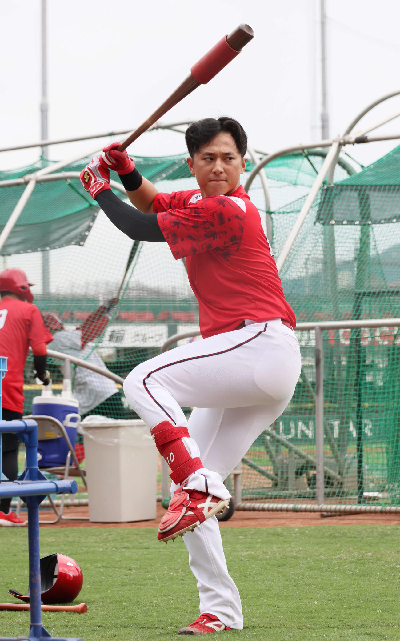 ティー打撃練習をする佐々木（撮影・加藤孝規）