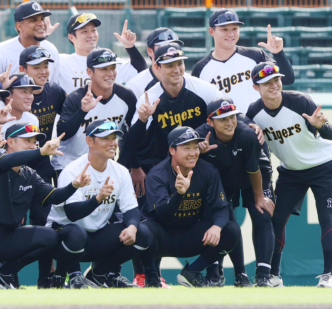 阪神対ヤクルト　試合前、今シーズン限りで引退する阪神原口（前列左から2人目）と記念撮影する選手ら（撮影・上山淳一）
