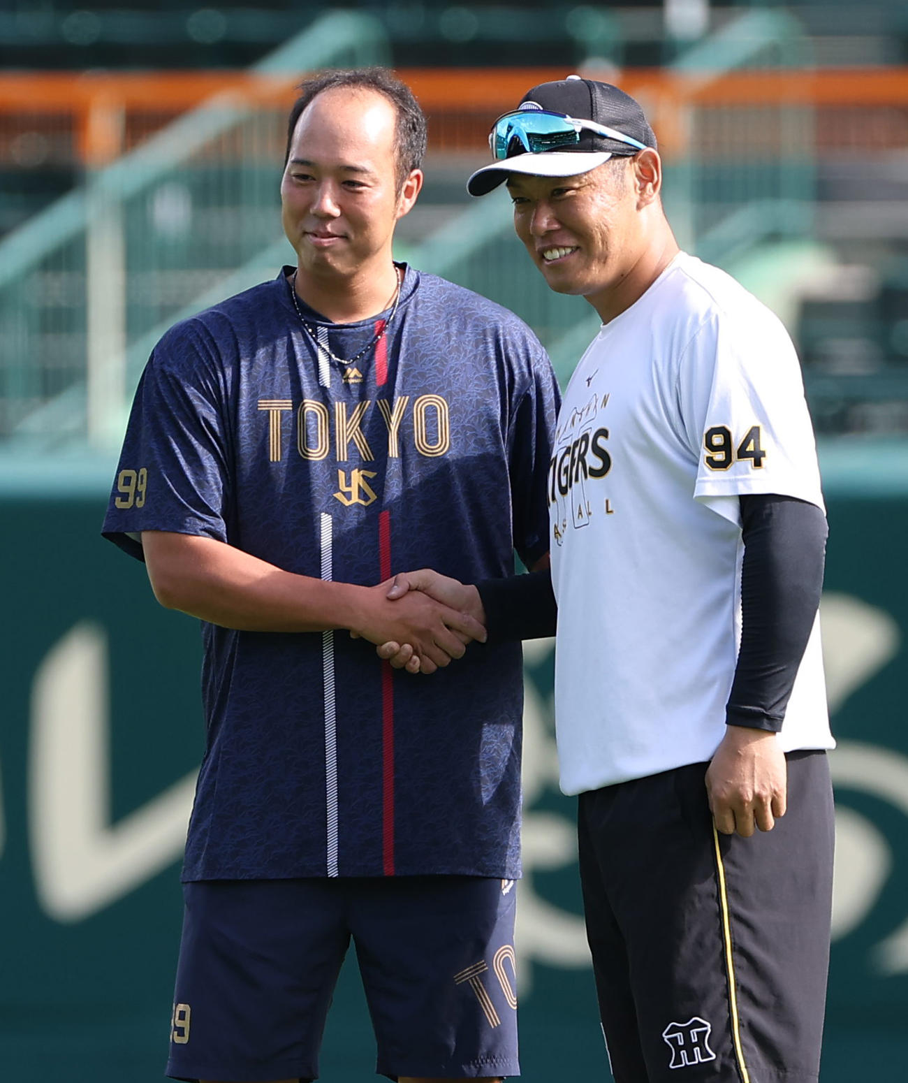 原口（右）は青柳と握手をかわす（撮影・上田博志）