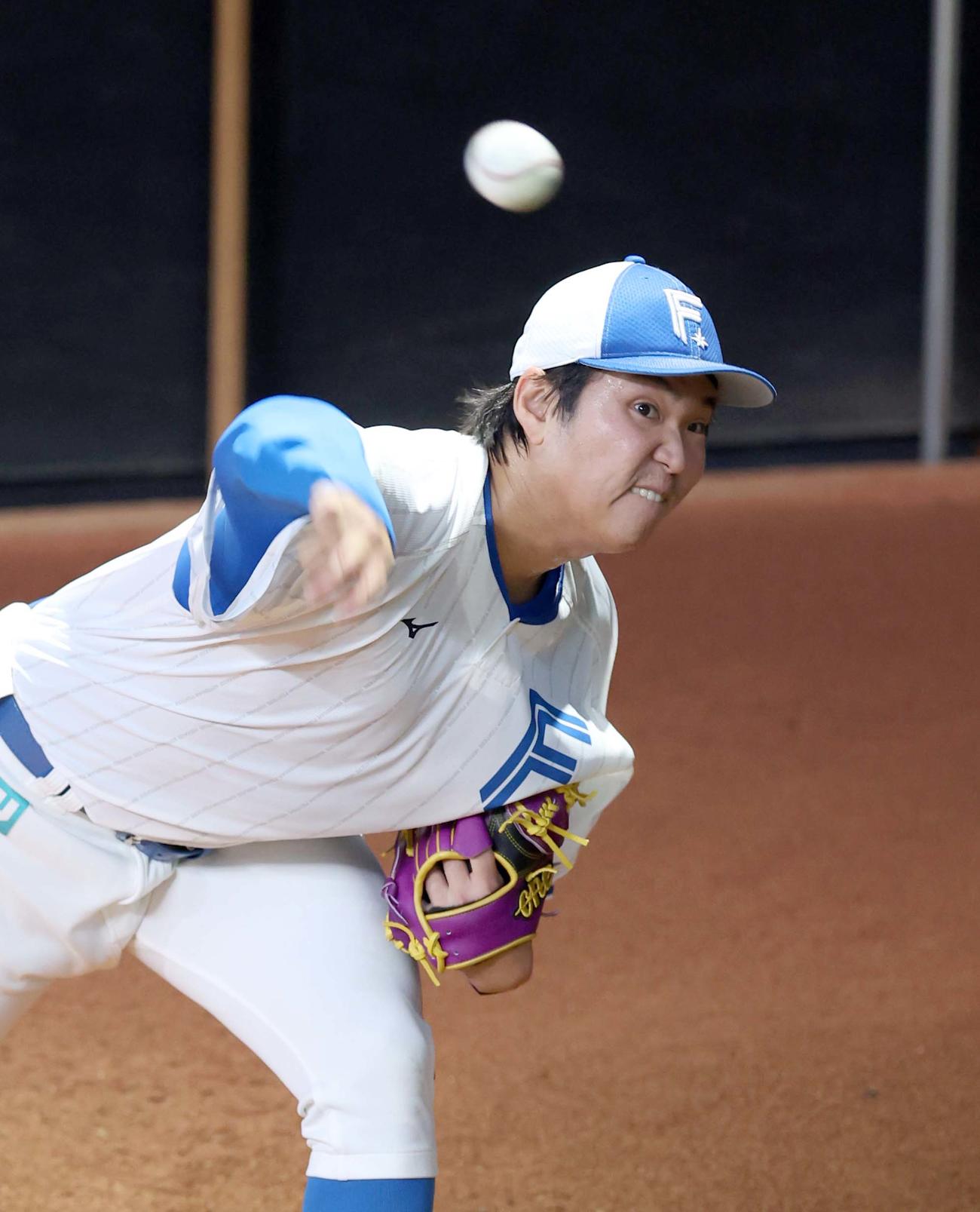 ブルペンで投球する日本ハム古林睿煬（撮影・黒川智章）