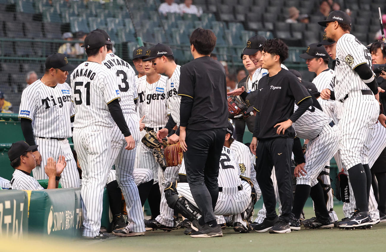 阪神対ヤクルト　原口（左）は円陣で声だしをする（撮影・上田博志）