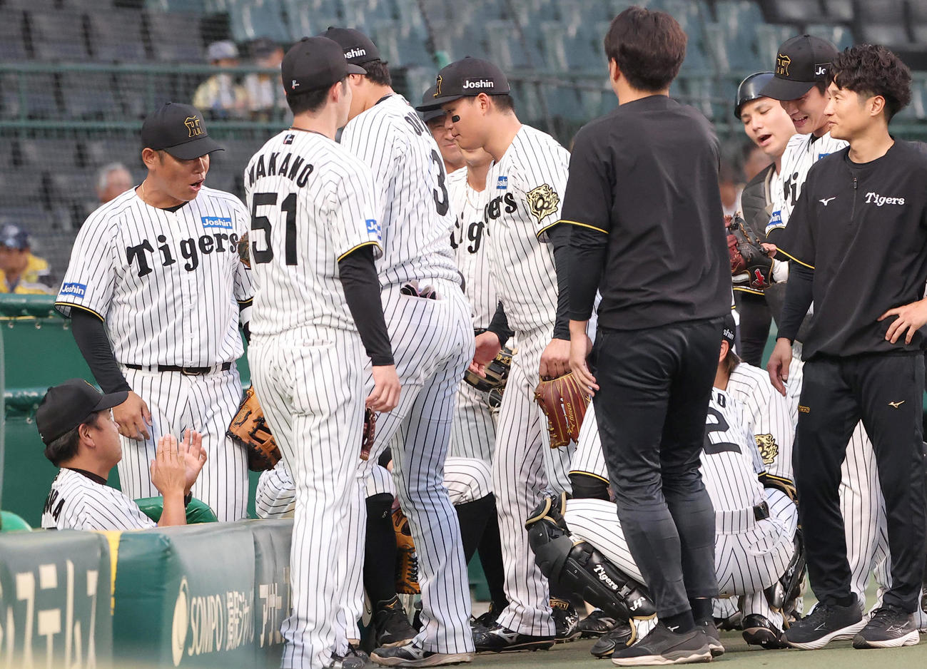 阪神対ヤクルト　原口（左）は円陣で声だしをする（撮影・上田博志）