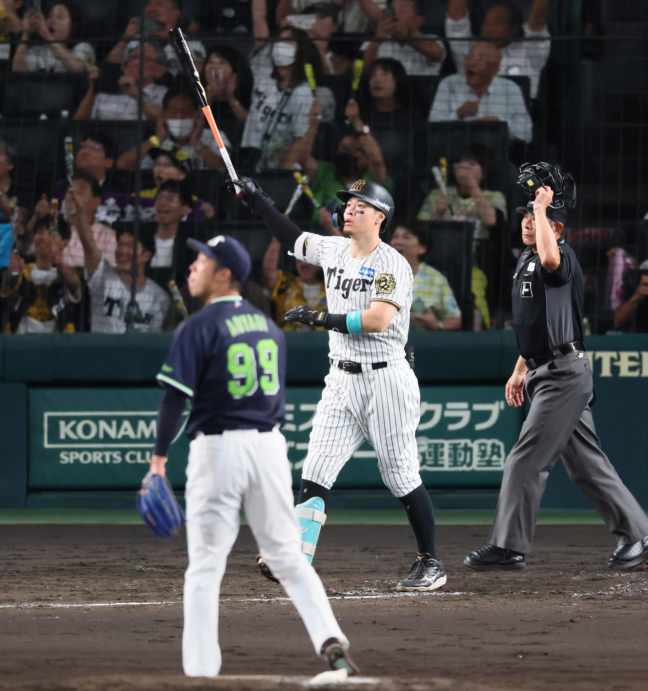 阪神対ヤクルト　5回裏阪神1死二塁、佐藤輝は右越え2点本塁打を放つ。投手青柳（撮影・加藤哉）