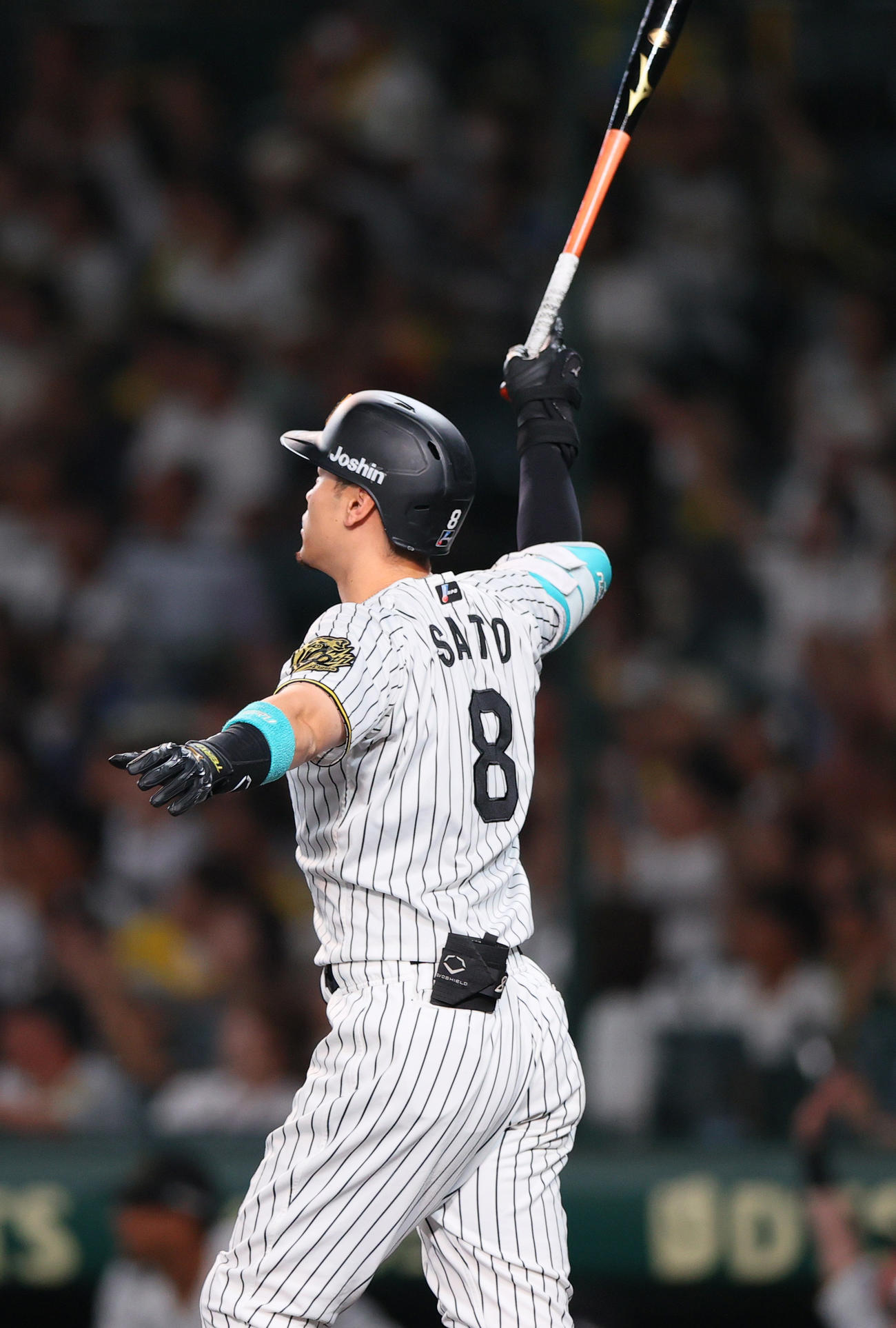 阪神対ヤクルト　5回裏阪神1死二塁、佐藤輝は右越え2点本塁打を放つ（撮影・上山淳一）