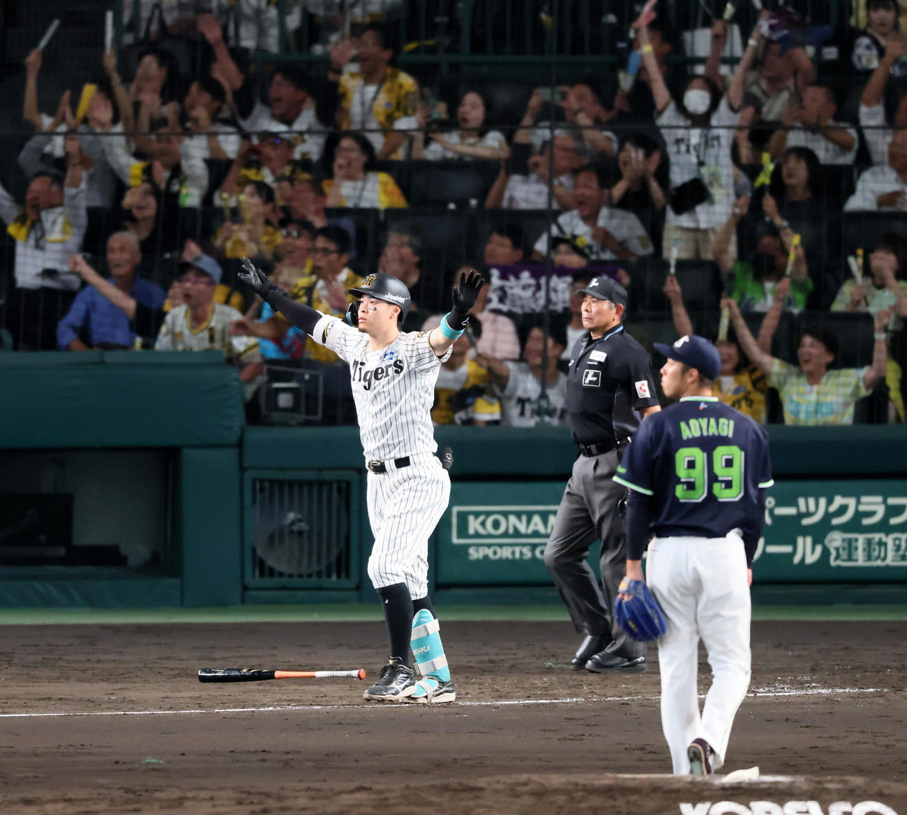 阪神対ヤクルト　5回裏阪神1死二塁、佐藤輝は右越え2点本塁打を放つ。投手青柳（撮影・加藤哉）
