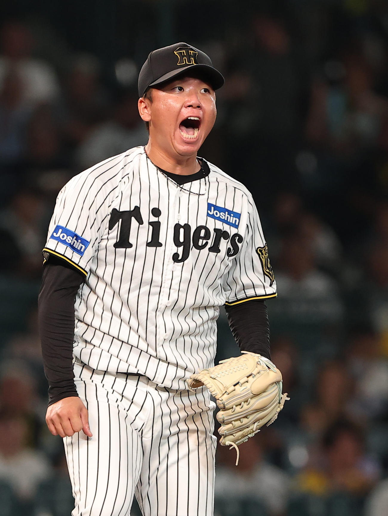 阪神対ヤクルト　1回表ヤクルト2死一塁、村上宗から三振を奪い雄たけびをあげる村上頌（撮影・上田博志）
