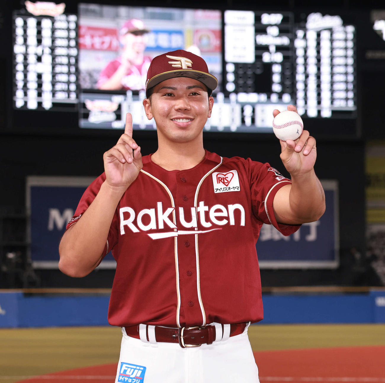 ロッテ対楽天　プロ初勝利を挙げ喜ぶ楽天泰（撮影・野上伸悟）