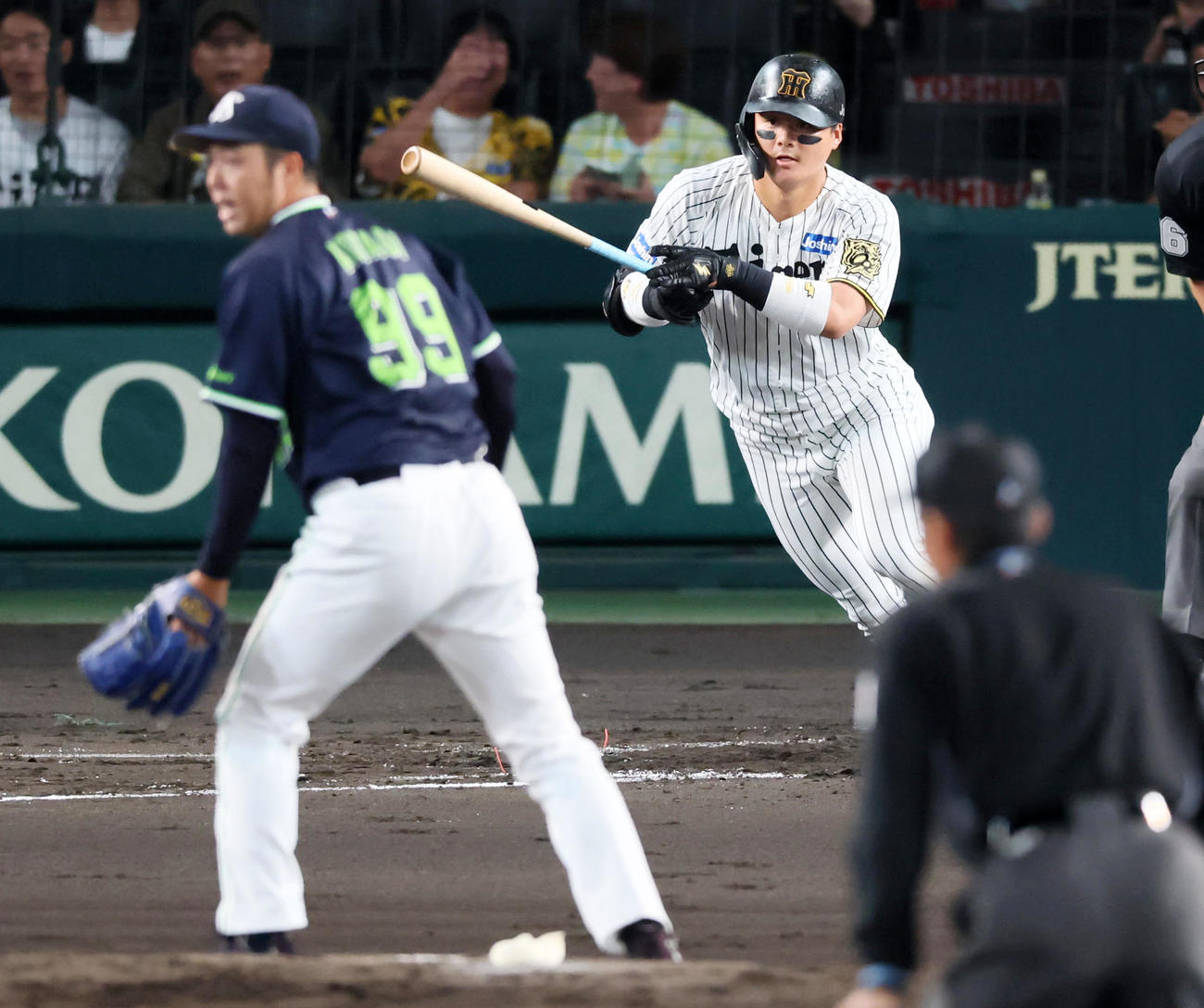 阪神対ヤクルト　1回裏阪神2死一塁、前川は右前打を放つ。投手青柳（撮影・加藤哉）