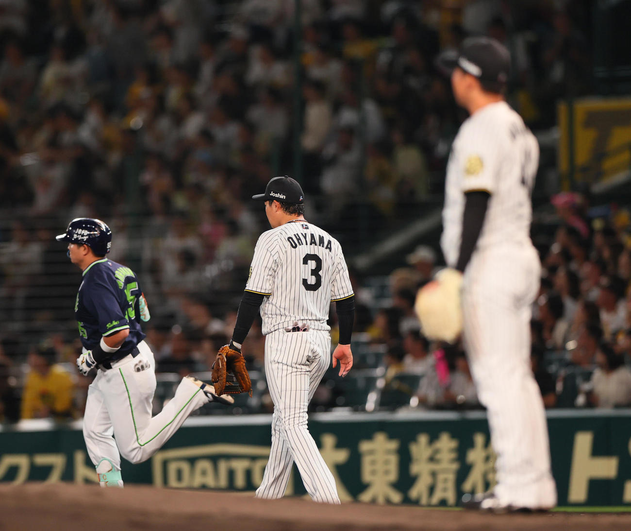 阪神対ヤクルト　4回表ヤクルト2死、村上（左）は右越え本塁打を放つ（撮影・上山淳一）