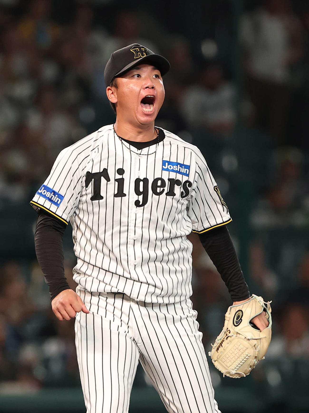 阪神対ヤクルト　1回表ヤクルト2死一塁、村上宗から三振を奪い雄たけびをあげる村上頌（撮影・上田博志）