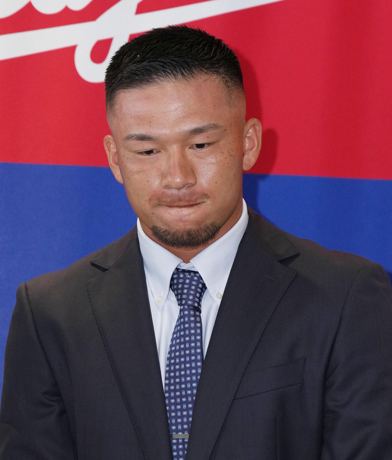 球団事務所に訪れ取材に応じる加藤竜（撮影・森本幸一）