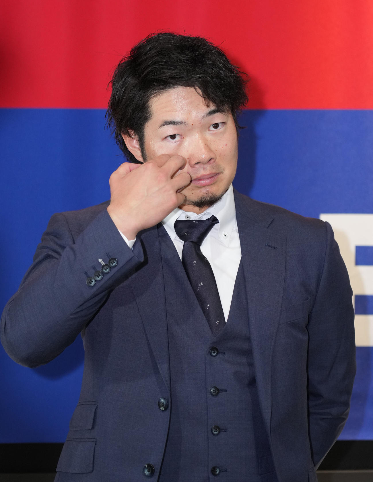 球団事務所に訪れ取材に応じる森博（撮影・森本幸一）