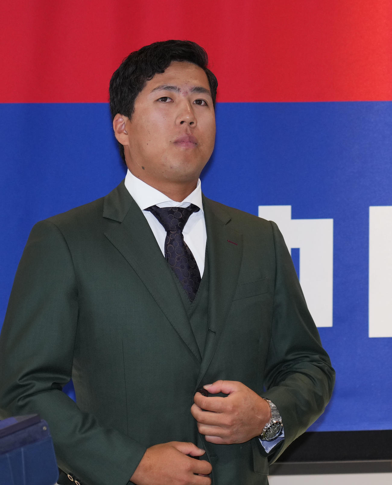球団事務所に訪れ取材に応じる星野（撮影・森本幸一）