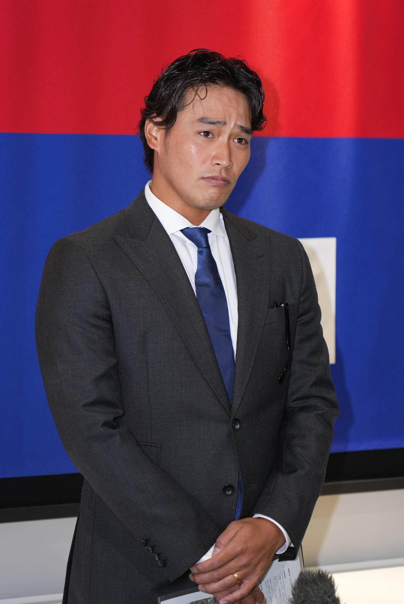 球団事務所に訪れ取材に応じる石川翔（撮影・森本幸一）