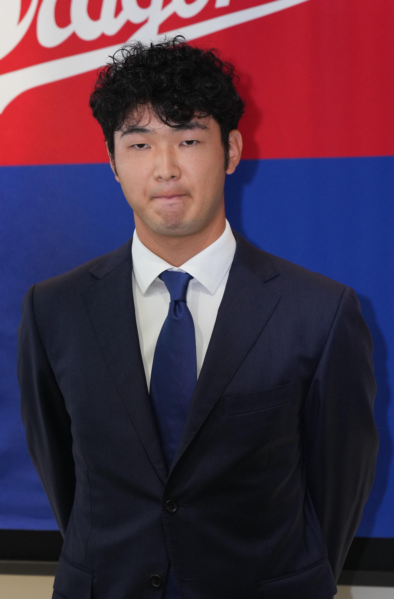 球団事務所に訪れ取材に応じる菊田（撮影・森本幸一）