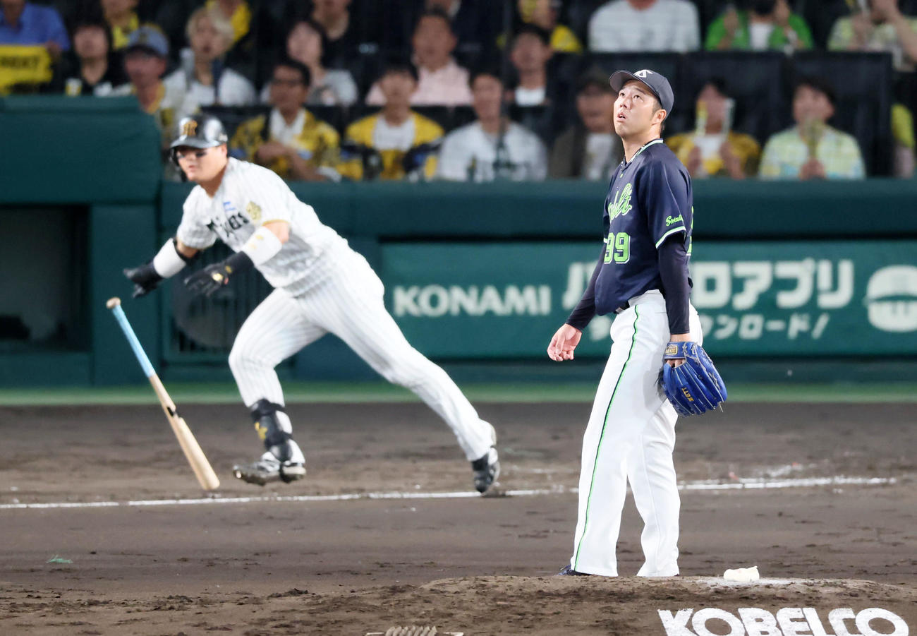阪神対ヤクルト　3回裏阪神2死一、二塁、青柳は前川に右越え3点本塁打を浴びる（撮影・加藤哉）
