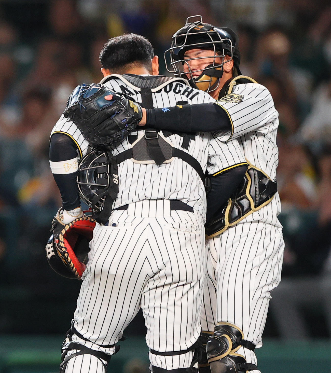 阪神対ヤクルト　9回表ヤクルト無死一塁、捕手原口（左）と梅野が交代しハグする（撮影・上山淳一）