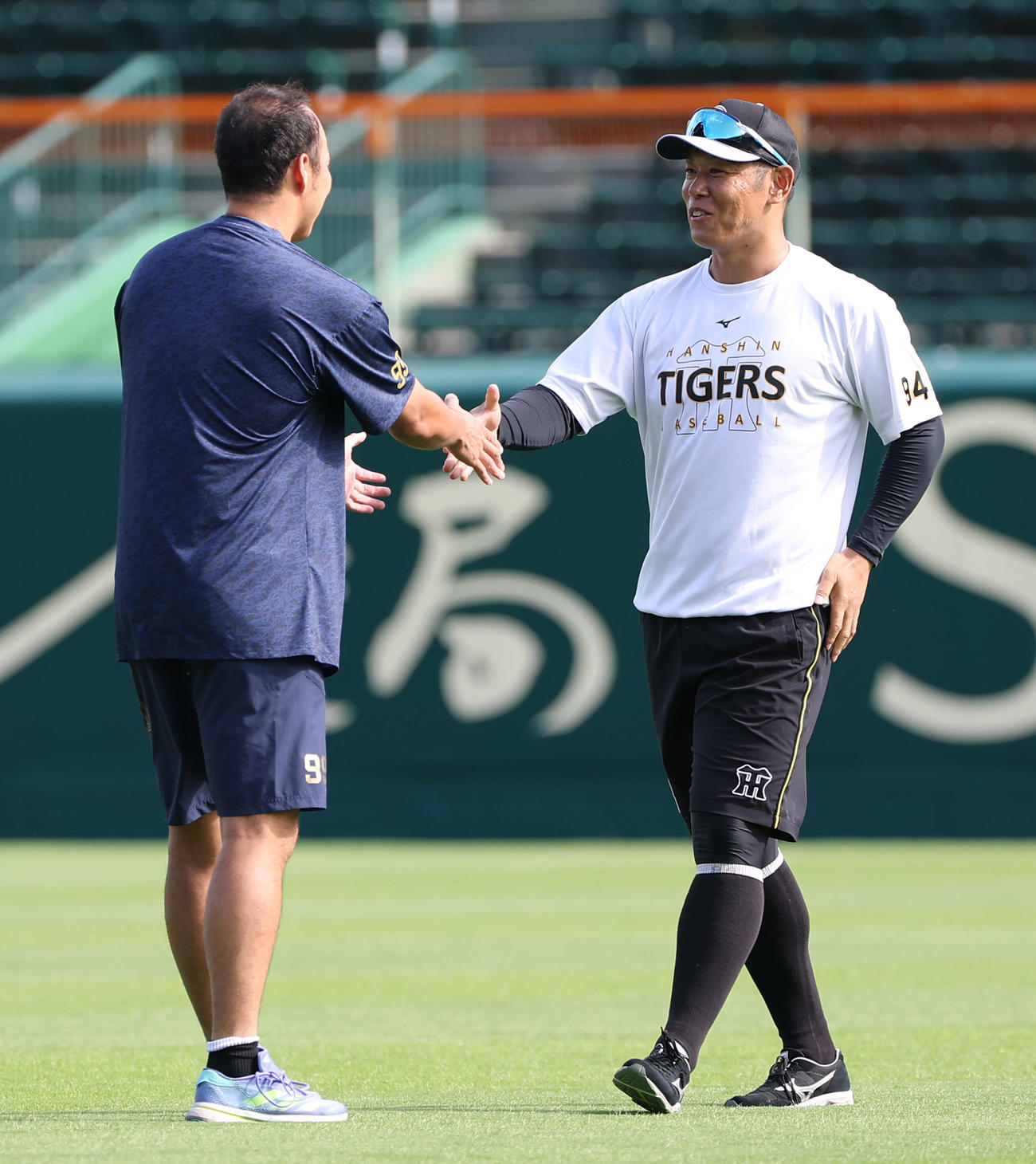 原口（右）は青柳と握手をかわす（撮影・上田博志）
