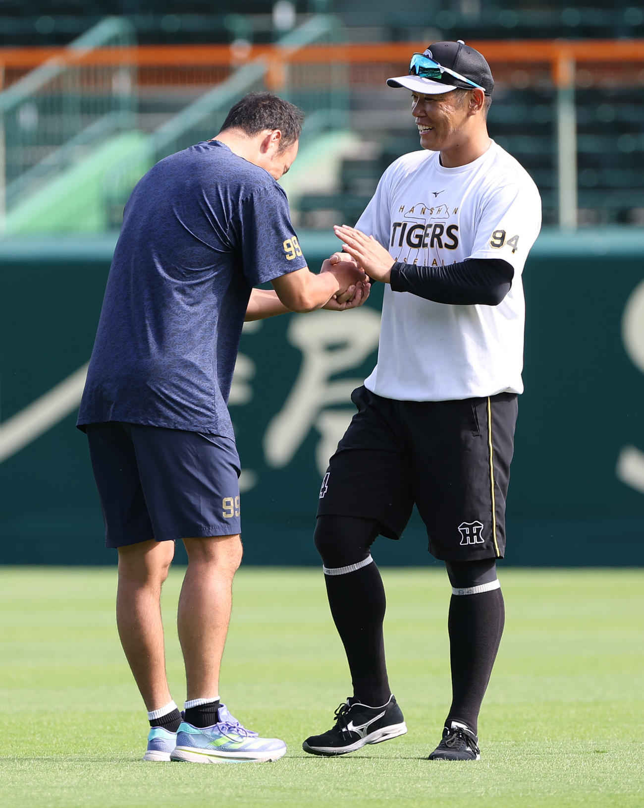 原口（右）は青柳と握手をかわす（撮影・上田博志）